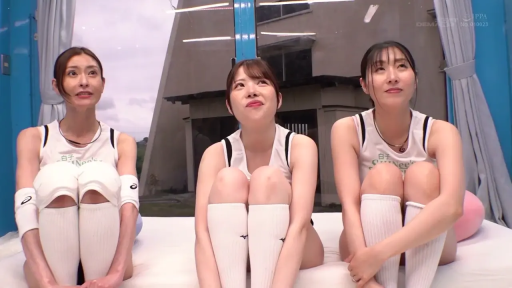 室内 · 半身特写 · 期待 · 观看 · 白色运动装 · 护膝 · 抱膝坐 · 三人组