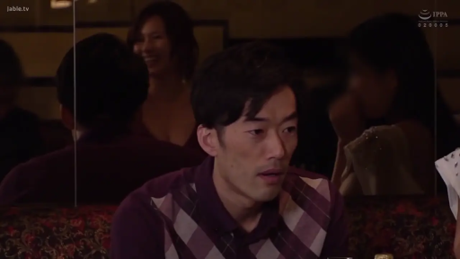 坐姿 · 面部特写 · 聊天 · 惊讶 · 夜店 · 剧情片 · 格纹上衣