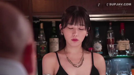 忧郁 · 脸部特写 · 站姿 · 酒瓶 · 酒吧 · 背景虚化 · 黑色吊带裙 · 闭目沉思