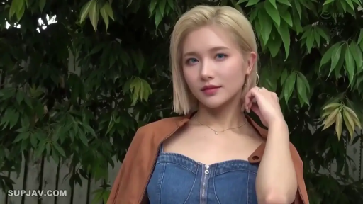 微笑 · 半身特写 · 户外 · 注视镜头 · 站立姿势 · 蓝色牛仔上衣