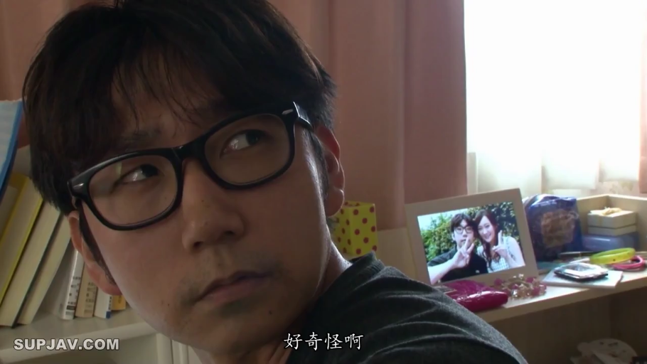 卧室 · 相框 · 面部特写 · 窥视 · 疑惑 · 深色上衣 · Supjav水印 · 侧身扭头