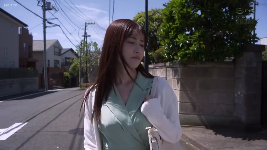 忧郁 · 中景 · 手提包 · 行走 · 白天 · 住宅区 · 白色针织开衫 · 步行姿态