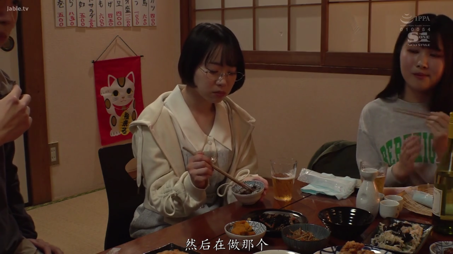 室内 · 微笑 · 半身 · 并排坐 · 双人 · 地毯 · 休闲服 · 拍照