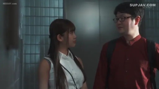 交谈 · 眼镜 · 中景 · 自然 · 面对面站立 · 室内走廊 · 无袖白衬衫 · 非色情内容