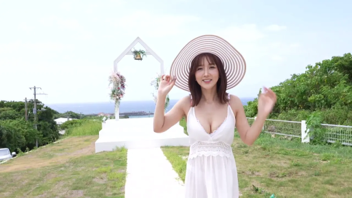 巨乳 · 微笑 · 挥手 · 乳沟 · 正面站姿 · 户外海滨 · 白色吊带低胸裙 · 大檐遮阳帽