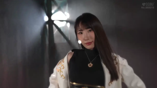 站姿 · 摆拍 · 微笑 · 上半身特写 · 摄影棚 · 心形项链 · 白色刺绣外套