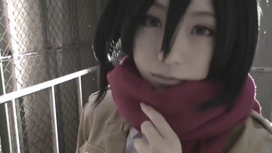 平静 · 顔のクローズアップ · ロールプレイング衣装 · 静止摆拍 · 正对面部 · 铁丝网背景