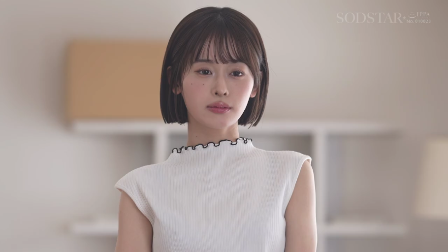 室内 · 注视 · 近景 · 短发 · 白色无袖上衣 · 正面对视 · 平静沉稳