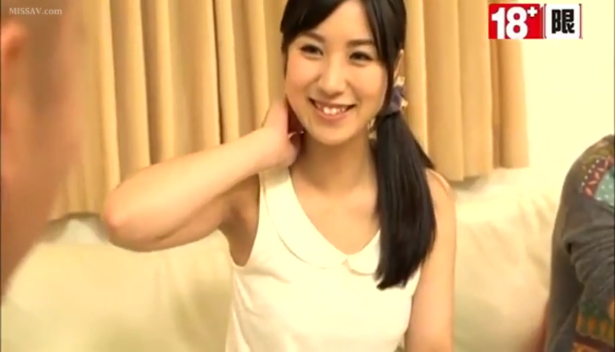 室内 · 中景 · 白色无袖上衣