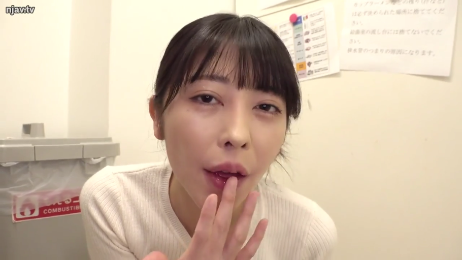 室内 · 面部特写 · 正面 · 亚洲女性 · 白色针织衫 · 诱惑表情 · 垃圾桶 · 手指含入口中