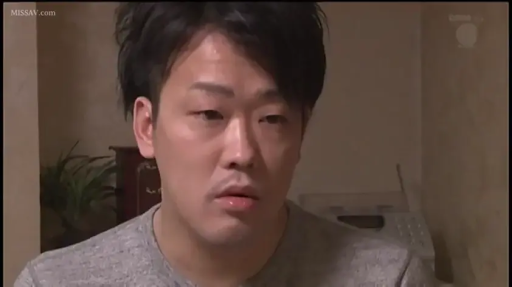 室内 · 顔部のクローズアップ · 注視 · 男性 · 茫然 · 正面 · 灰色圆领衫