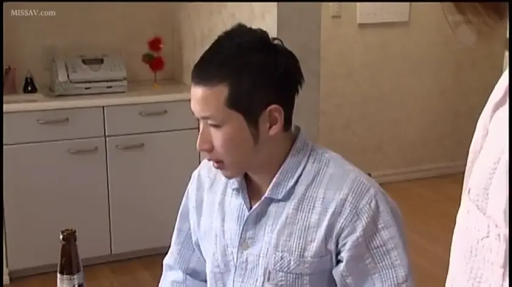 室内 · 会話 · 微笑 · 居家 · シャツ · 对视 · 近景 · 鲜花