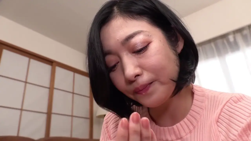 低头 · 和室 · 羞涩 · 面部特写 · 凝视 · 熟女 · 粉色针织衫