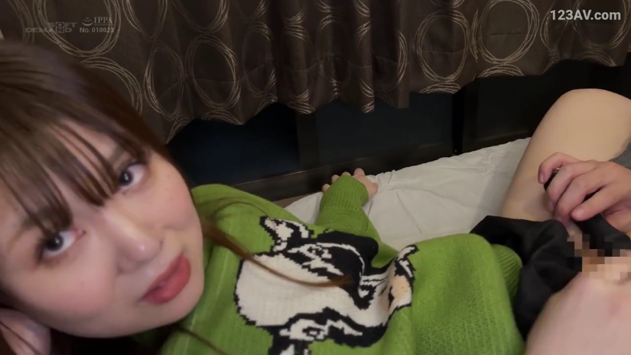 马赛克 · 仰卧 · 床上 · 沉醉 · 私处 · 抚摸私处 · 绿色印花毛衣