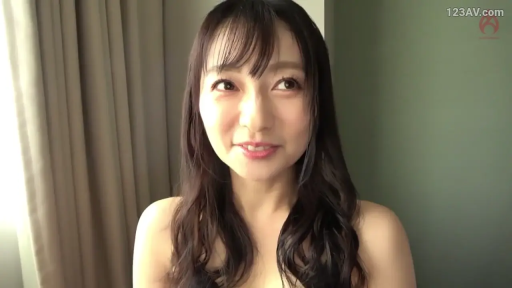 室内 · 坐姿 · 女性 · 脸部 · 微笑 · 注视 · 吊带衫