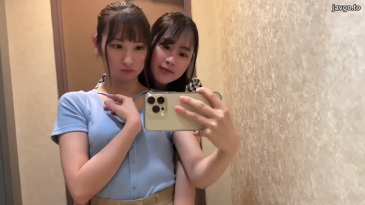 俯身 · 厨房 · 俯拍视角 · 紫色上衣 · 乳沟 · 电饭煲 · 清洗