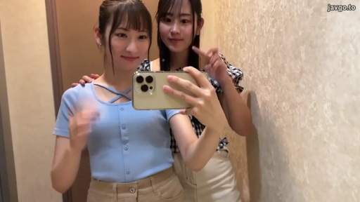 室内 · 站姿 · 微笑 · 手机 · 上半身 · 双人 · 自拍 · 日常便服