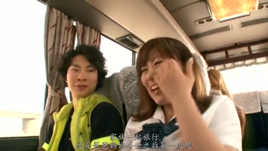 大笑 · 女子侧脸特写 · 男子穿黑色T恤配荧光绿马甲 · 旅游大巴