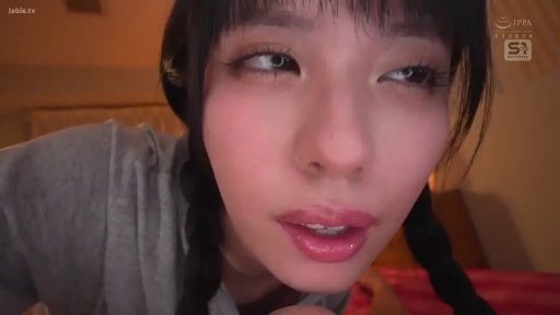 室内 · 俯身 · 脸部特写 · 迷离 · 灰色上衣 · 凝视 · 双辫子