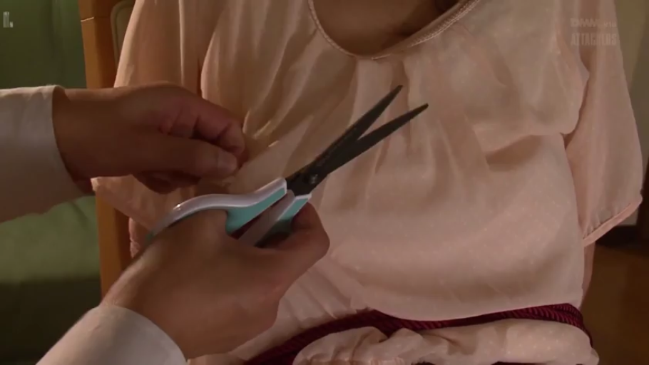 室内 · 坐姿 · 束缚 · 躯干特写 · 剪刀 · 粉色睡衣 · 剪衣服