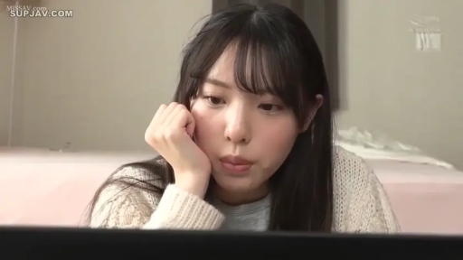 专注 · 脸部特写 · 卧室 · 电脑 · 长发 · 托腮 · 白色针织衫 · 注视屏幕