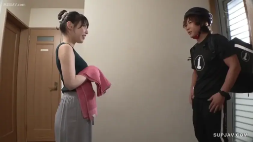 站立 · 中景 · 微笑 · 劇情 · 交流 · 毛巾 · 玄关 · 無袖背心