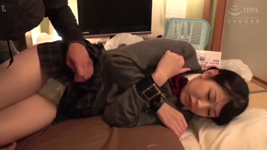 学生制服 · 绳模 · 手铐 · 痛苦 · 局部特写 · 卧室床铺 · 强制猥亵 · 侧卧被缚