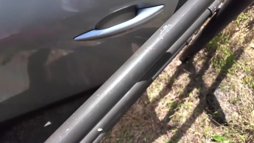 坐姿 · 面部 · 微笑 · 聊天 · 车内 · 户外 · 安全帶 · 棕色背心