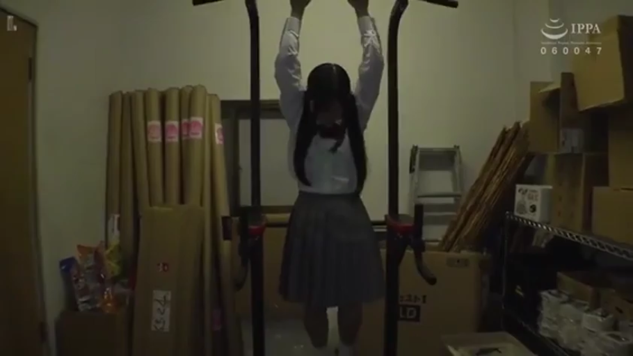 校服 · 低頭 · 全景 · 单杠 · 昏暗 · 仓库 · 悬挂 · 吊单杠