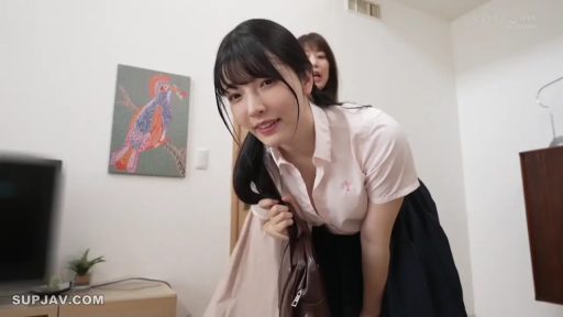 室内 · 俯身 · 脸部 · 甜美 · 衬衫 · 注视 · 高清特写