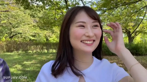 站姿 · 半身特写 · 白いTシャツ · 大笑 · 开朗 · 阳光 · 户外公园 · 手链