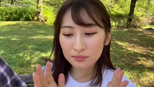 坐姿 · 脸部特写 · 平静 · 长发 · 白色T恤 · 户外公园 · 手势交流