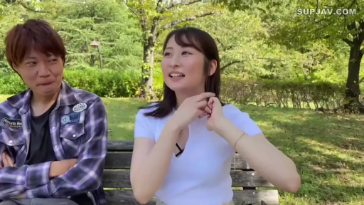 坐姿 · 交谈 · 中景 · 微笑 · 公园 · 白色T恤 · 长椅