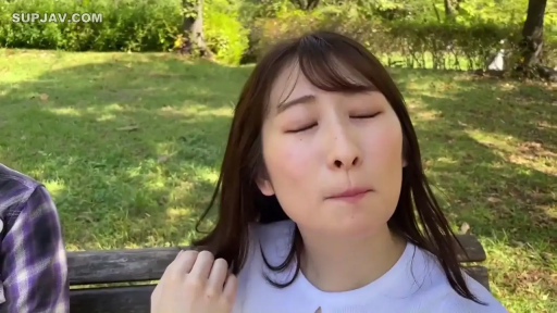 憂鬱 · 顔部のクローズアップ · 白い上着 · 凝視 · 屋外 · 正面 · 日光