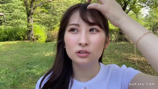 白色短袖 · 平静 · 面部特写 · 公园 · 正面 · 拨弄头发