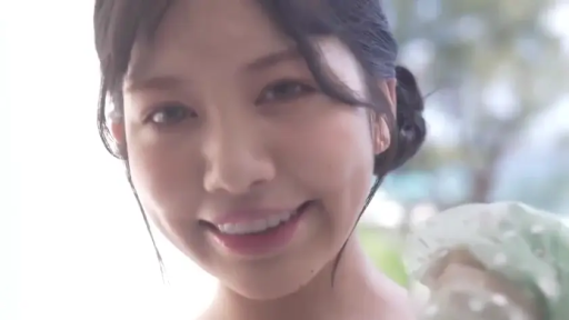 脸部特写 · 甜美 · 微笑 · 户外背景 · 正对镜头 · 浅色露肩装 · 高亮柔光