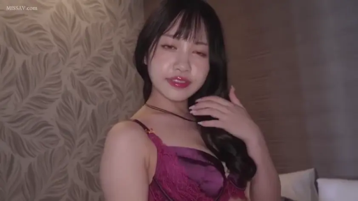 卧室 · 中景 · 正面 · 紫色蕾丝内衣