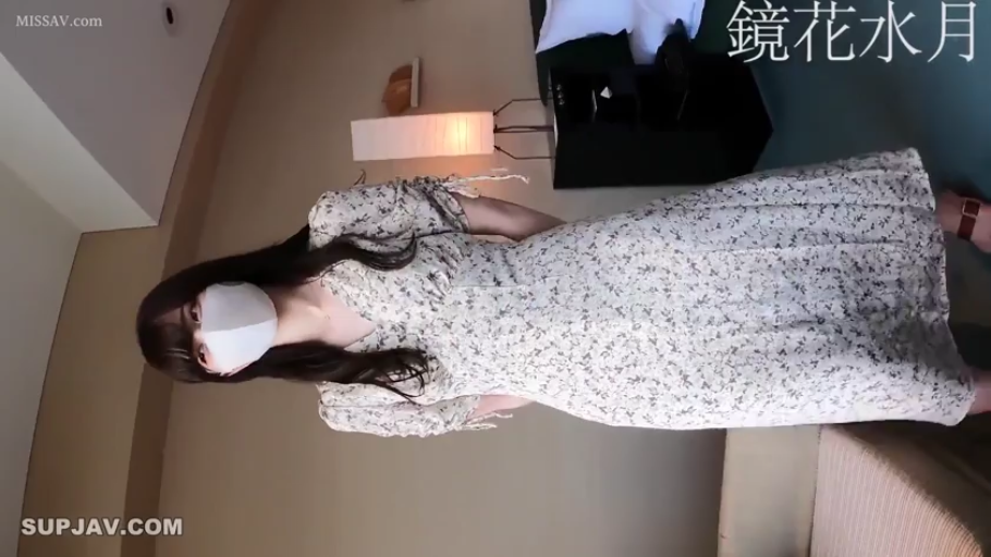 全身 · 站立 · 展示 · 酒店房間 · 长发 · 碎花连衣裙 · 口罩 · 戴口罩