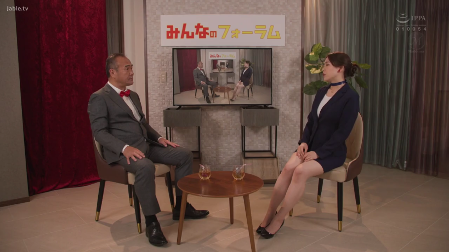 坐姿 · 交谈 · 严肃 · 职业装 · 远景 · 演播室 · 电视机