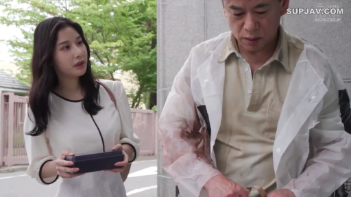 Stand · Casual wear · Half-body close-up · 交流 · 剧情向 · Outdoor street · 盒子 · 关切