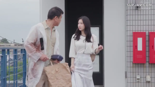 全景 · 对话 · 剧情 · 室外 · 行走 · 平淡 · 雨衣 · 纸袋