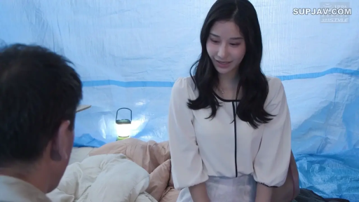 坐姿 · 面部 · 微笑 · 对视 · 灯具 · 休闲上衣 · 帐篷