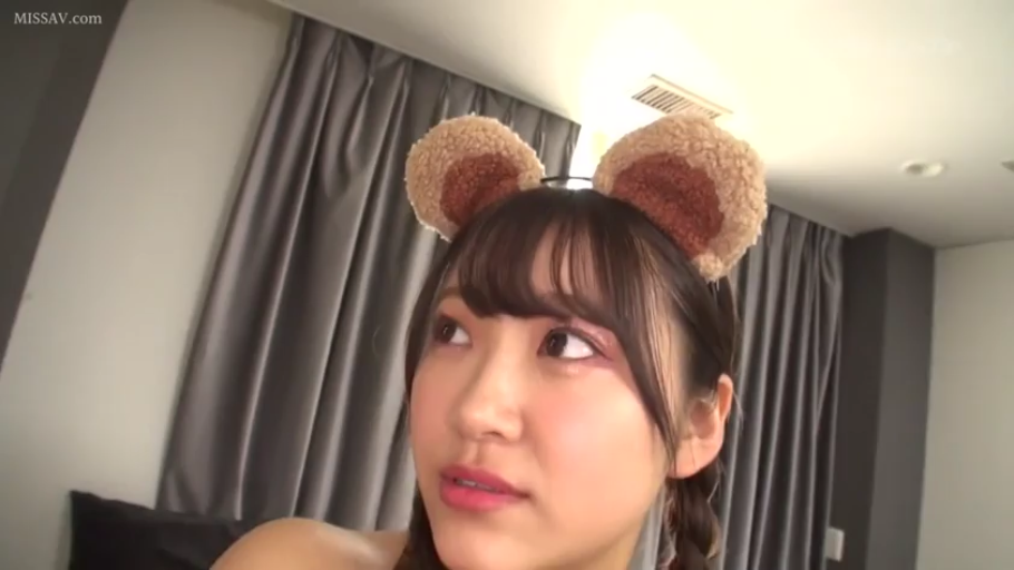 严肃 · 站立 · 清纯 · 水手服 · 头部特写 · 影棚 · 整理领口