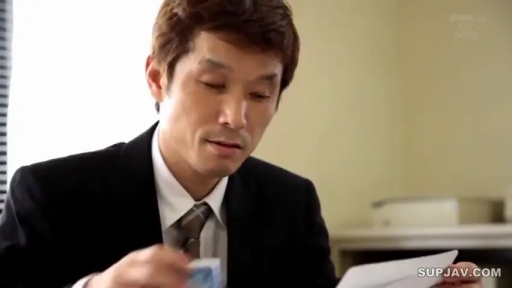 坐姿 · 严肃 · 办公室 · 西装 · 头部特写 · 阅读 · 熟男 · 纸张