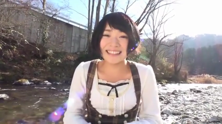 坐姿 · 中景 · 格纹连身裙 · 溪边