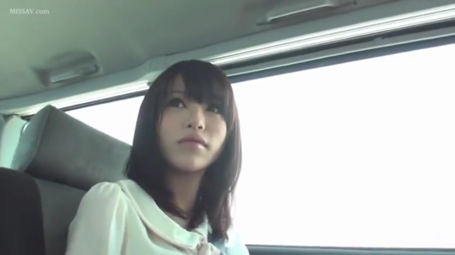 座り姿勢 · 面部 · 白色衬衫 · 车内 · アジア人女性 · 無表情 · 汽车座椅 · 望向窗外