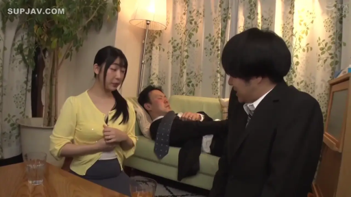 坐姿 · 羞涩 · 沙发 · 客厅 · 黄色针织衫 · NTR · 解开扣子