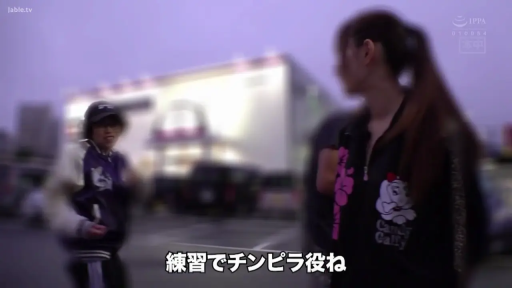 站立 · 字幕 · 平静 · 聊天 · 室外 · 耳机 · 运动外套 · 侧头