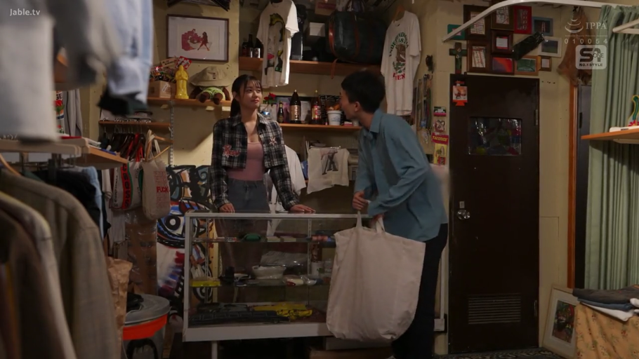 站立 · 全景 · 自然 · 格纹外套 · 交流 · 服装店