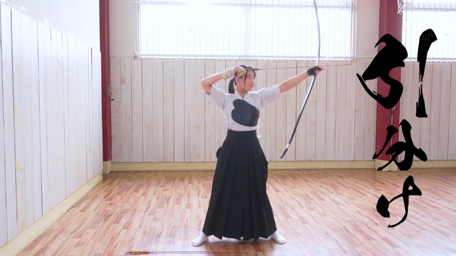 室内 · 专注 · 半身 · 弓箭 · 弓道服 · 拉弓 · 射箭